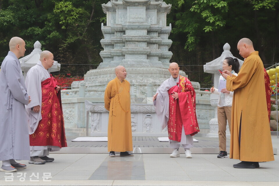 총무원장 덕수 스님이 법화대보탑 앞에서 중국불교협회 스님들과 담소를 나누고 있다.