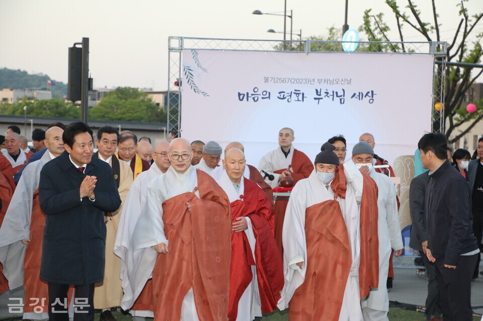 행사장에 들어오고 있는 불교지도자들과 오세훈 서울시장.