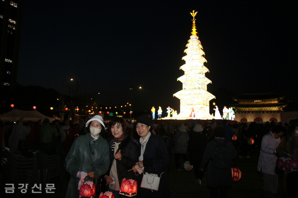 불을 밝힌 수마노탑등 앞에서 기념사진을 찍고 있는 시민들.