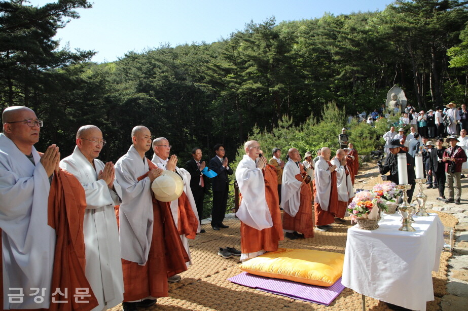열암곡 마애부처님을 참배하고 있는 사부대중.