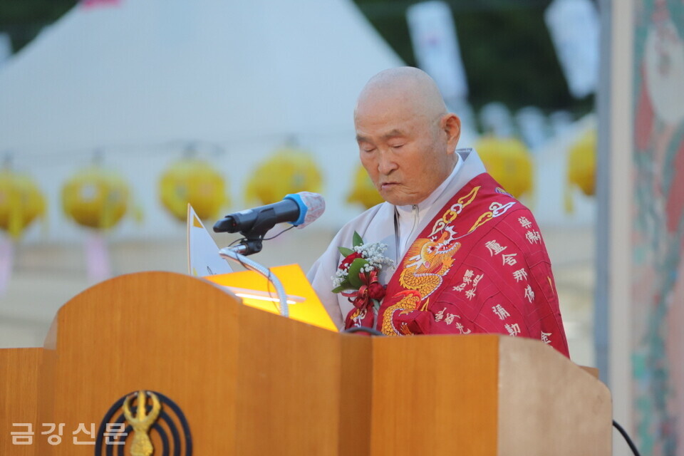 월산 스님이 상월원각대조사 법어를 봉독하고 있다.