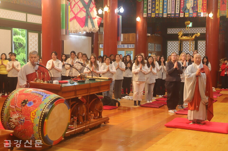 스님들과 서울대 스누 버디 회원들이 반야심경을 봉독하고 있다.