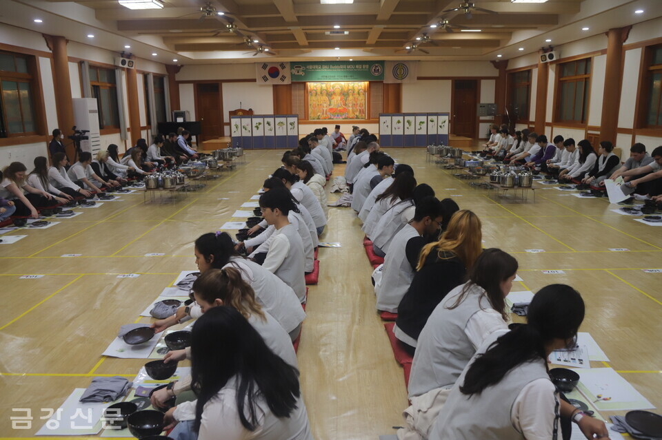 구인사 템플스테이에 참가한 서울대 외국인 교환학생 등 90여 명이 발우공양을 하고 있다.