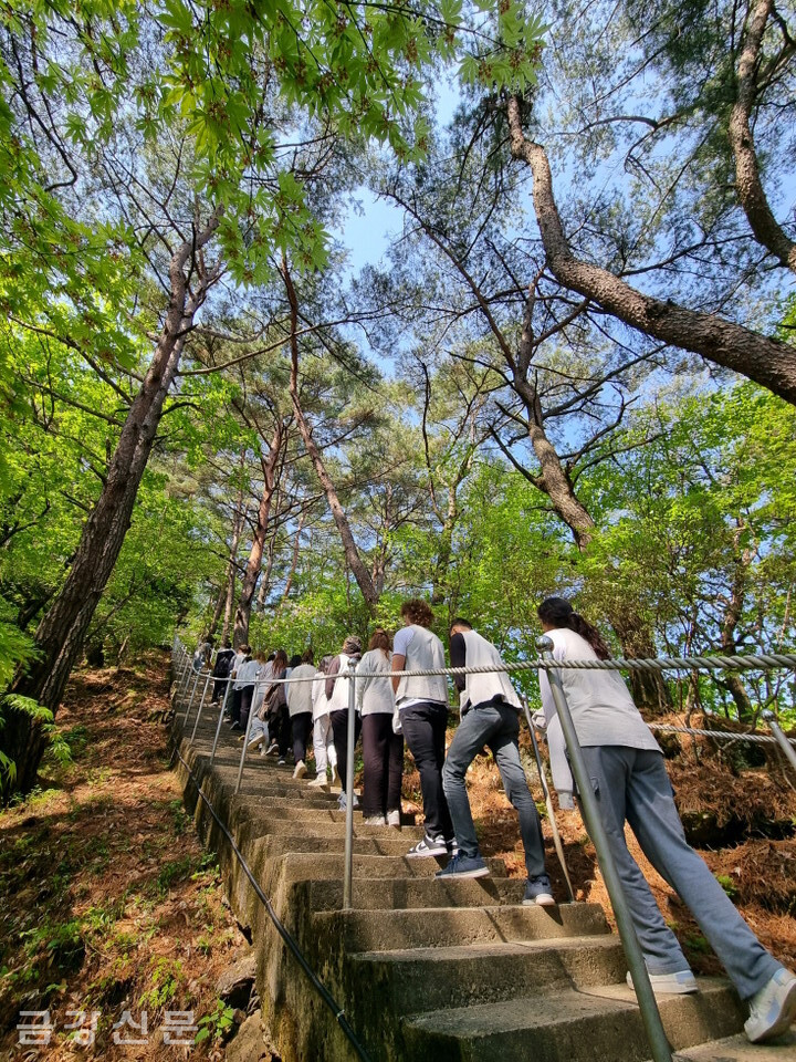 구인사 템플스테이에 참가한 서울대 스누 버디 소속 학생들이 김용근 담당자를 따라 걷기 명상을 하고 있다.