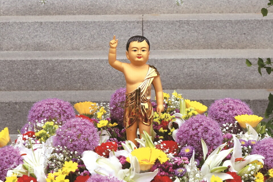2022년 5월 8일 부처님오신날 단양 구인사 설법보전 앞 관불단의 아기부처님. ©금강신문    