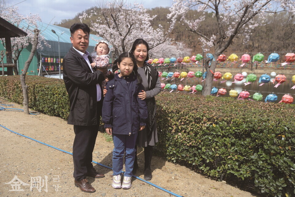 3월 말 벚꽃이 만발한 대구 동대사를 찾은 장남일·박정미 씨 가족.