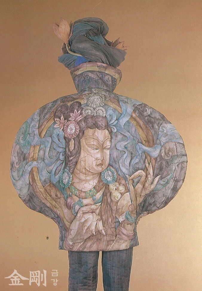 1995년 부처님의 가르침을 만난 기쁨을 구현한 ‘피안을 향하여’ 의상전에서 선보인 작품. 키질 석굴의 ‘보살’ 벽화를 모티브로 삼았다.