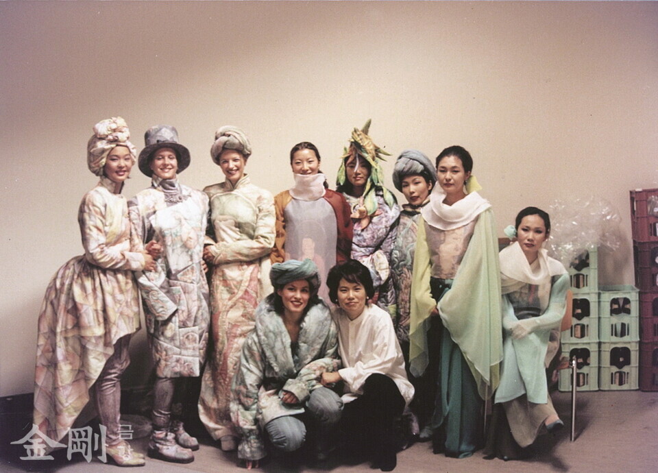 1996년 독일 베를린에서 개최된 ‘한국의 날(Korea Tage)’ 행사에서 패션쇼를 마치고 모델들과.