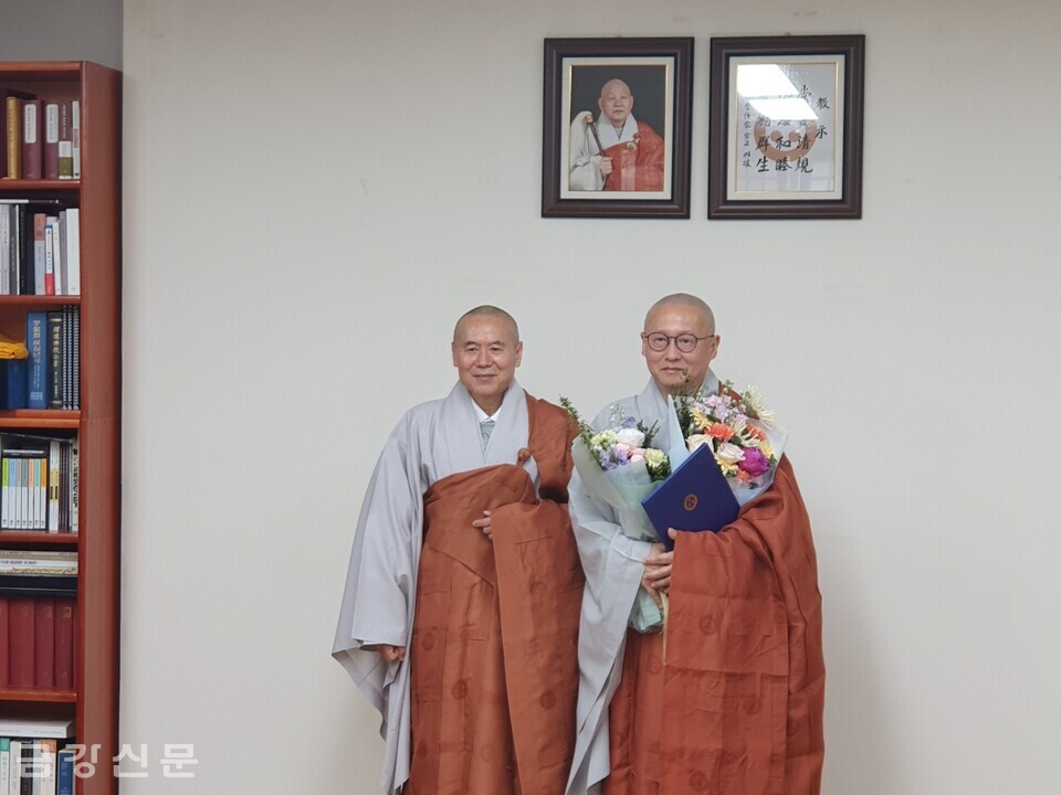 조계종포교원장 범해 스님은 5월 2일 오전 10시 한국불교역사문화기념관 2층 포교원장 집무실에서 우봉 스님에게 임명장을 전달했다.