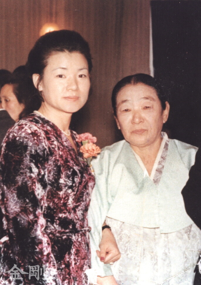 1973년 12월 첫 시집 〈봉헌문자〉 출판기념회에서 어머니 故 김복련 여사와 함께. 이날 어머니는 방명록에 20일 간 밤낮으로 연습한 17글자를 써주셨다. 