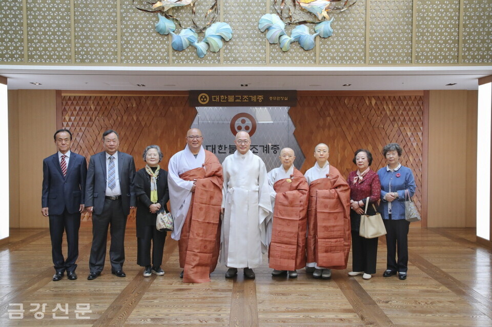 이날 전달식에는 조계종미래본부 사무총장 성원 스님, 명법사 주지 의현 스님과 거사회·신도회 임원 등이 참석했다.