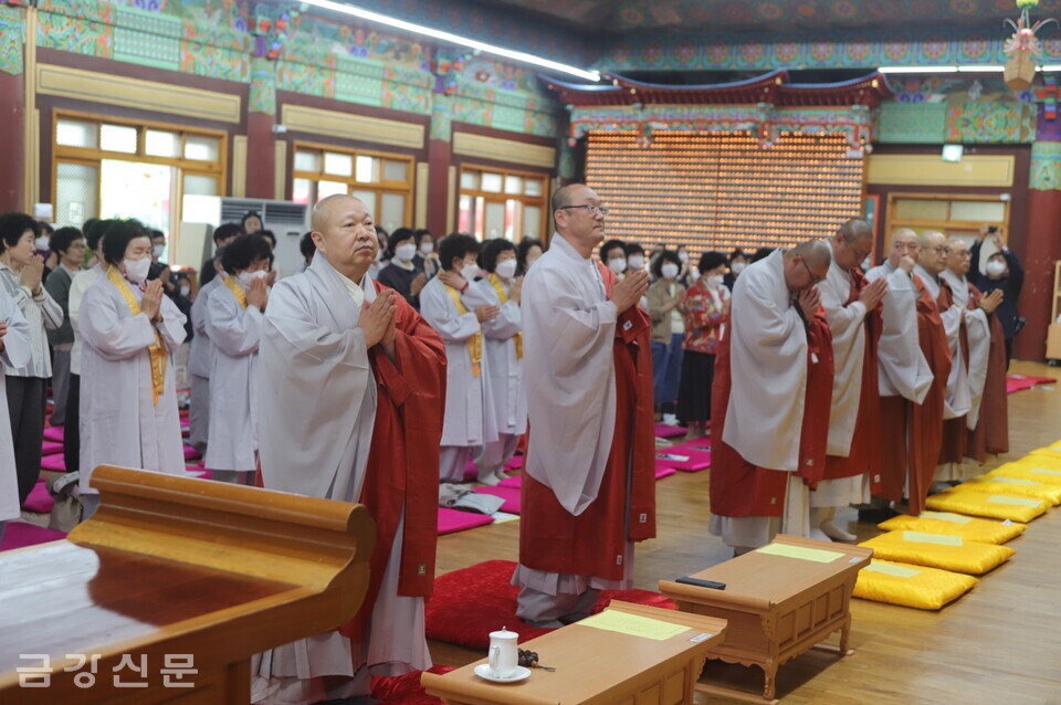 대전 광수사 주지 갈수 스님 진산법회에서 참석대중이 삼귀의례를 하고 있다.