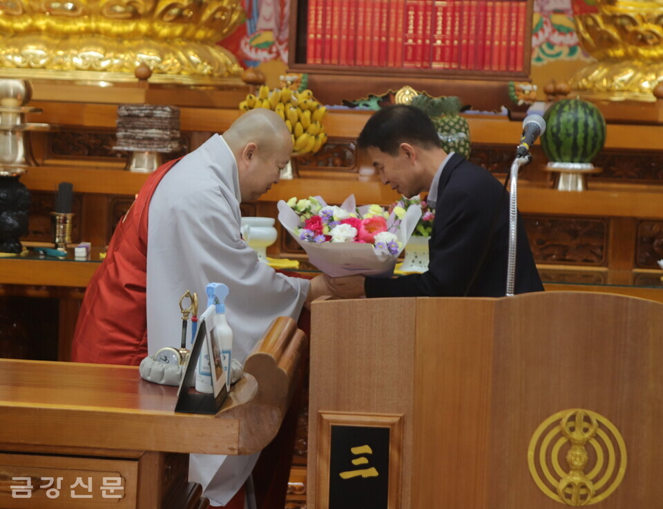 갈수 스님이 광수사 신도로부터 취임 축하 꽃다발을 받고 있다.