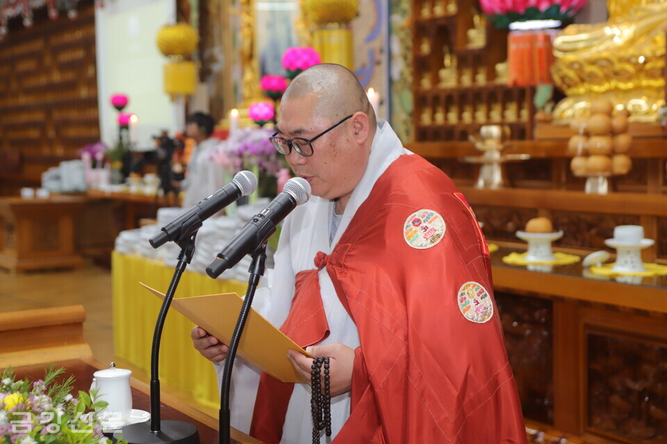 서울 명락사 주지 자운 스님이 상월원각대조사 법어를 봉독하고 있다.