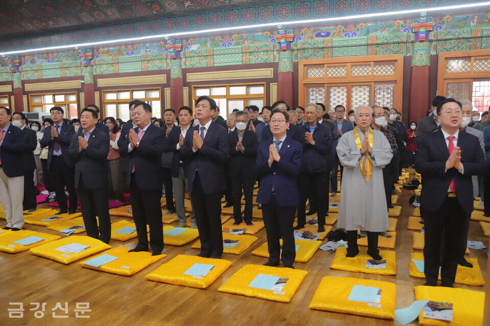 대전 광수사 주지 진산법회에 참석한 대중이 삼귀의례를 하고 있다.