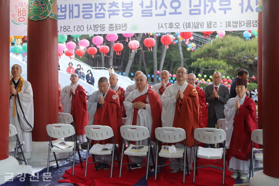 삼귀의를 하는 사부대중.