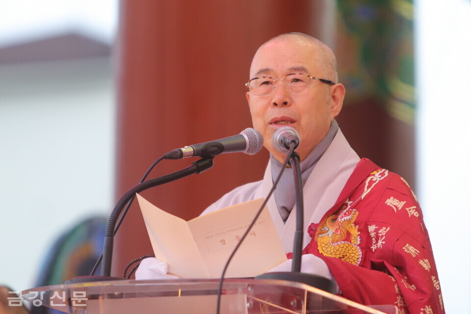 춘광 스님은 축사에서 “오늘 밝힌 오색연등과 장엄등은 2030월드엑스포 부산 유치를 기원하고, 대한민국의 국운상승과 부산 지역의 발전, 부산 시민의 안녕과 행복이 성취되는 광명의 등불”이라고 강조했다.