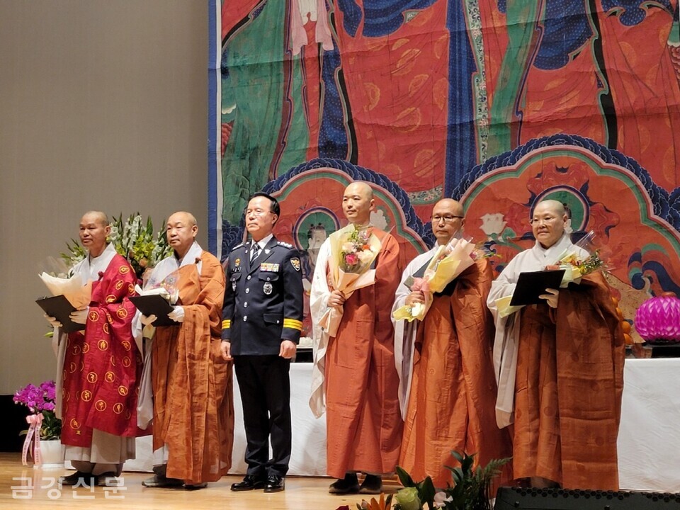 이날 행사에서 개문 스님을 비롯한 스님들이 감사장을 받았다.