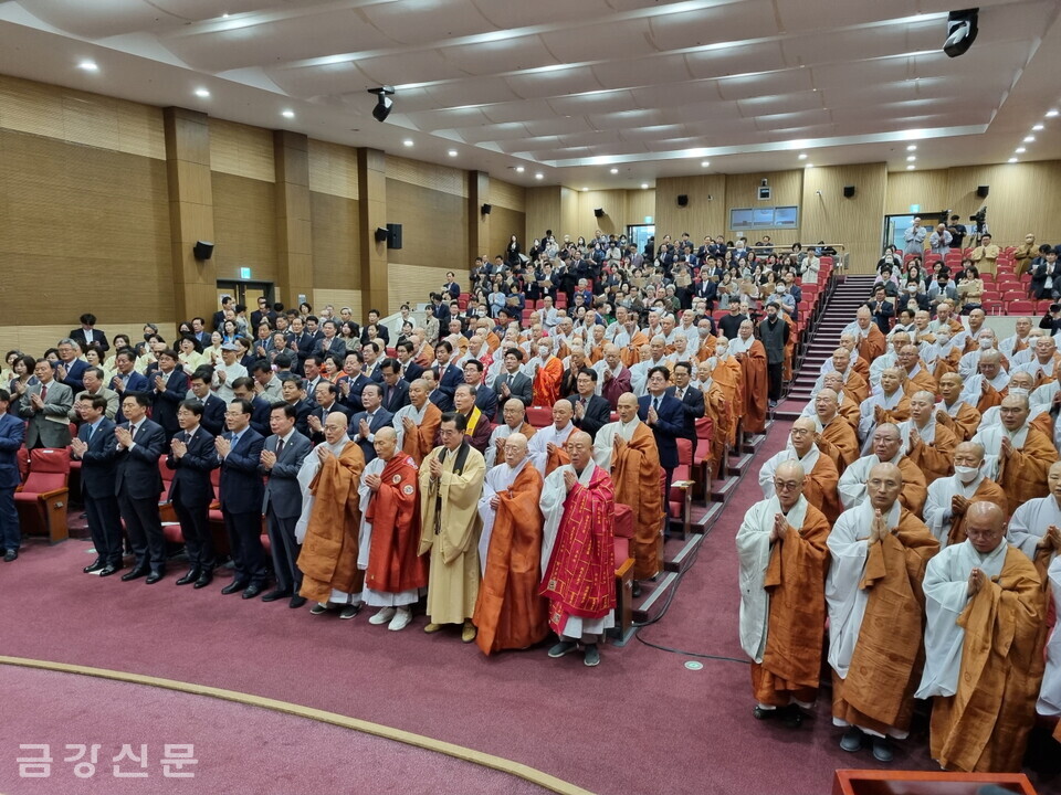 정각회 40주년 기념법회에 참석한 스님과 불자들이 삼귀의례를 하고 있다.