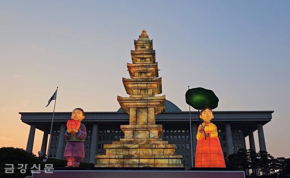 국회 분관 분수대 앞에 설치된 부처님오신날 봉축탑에 불이 켜졌다.