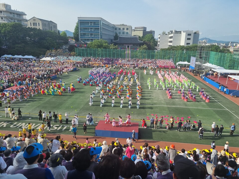 연희단의 공연이 펼쳐지고 있는 동국대운동장 전경.