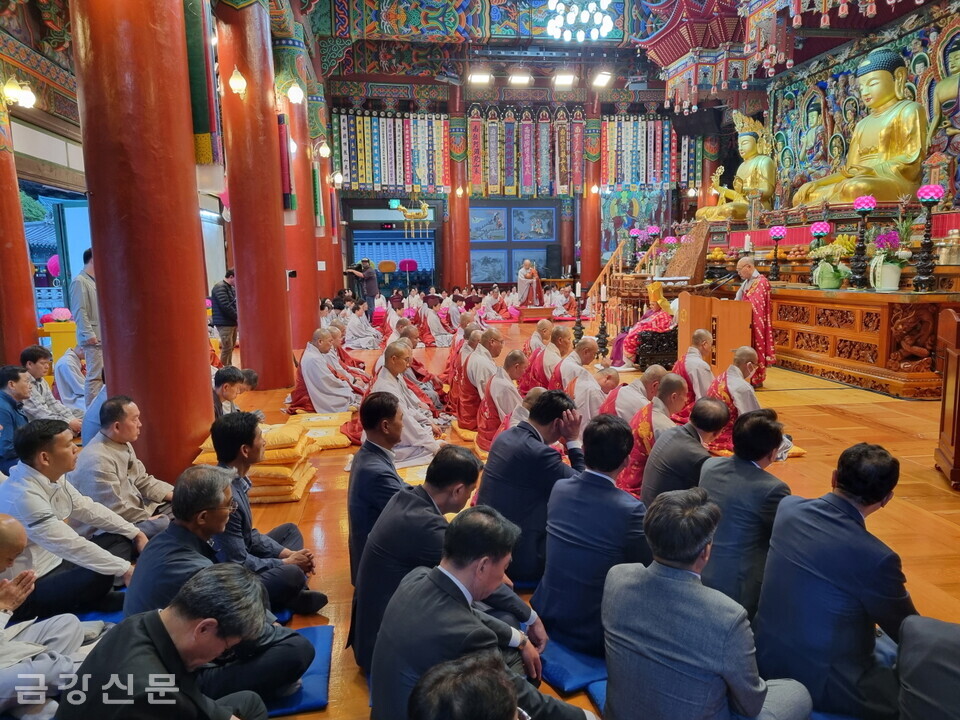 천태종은 5월 22일 오후 7시 단양 구인사 설법보전에서 불기 2567년 부처님오신날 봉축 점등 법요식을 봉행했다.