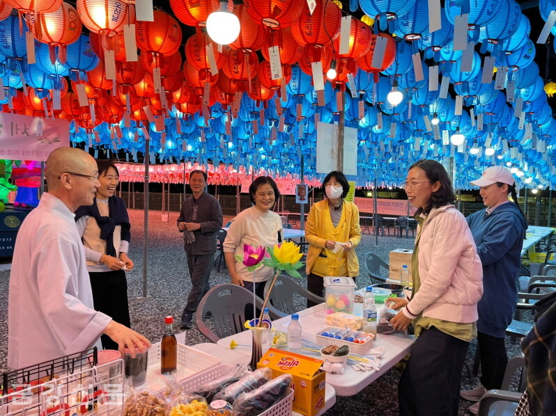 창원 원흥사는 불기 2567년 부처님오신날을 봉축하기 위해 지역민과 함께하는 ‘제2회 창원 사화문화축제’를 개최했다. 주지 월도 스님이 행사장을 둘러 보고 있다.