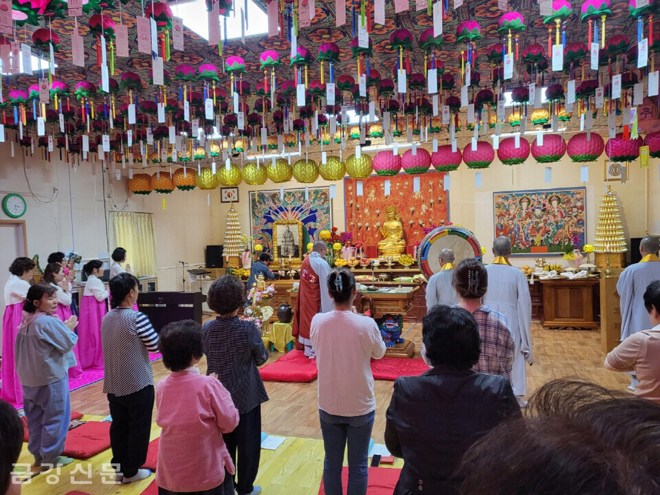 천태종 구인사 매포지회는 5월 27일 오후 2시 경내 법당에서 불기 2567년 부처님오신날 봉축법요식을 봉행했다. 삼귀의를 하는 사부대중. 