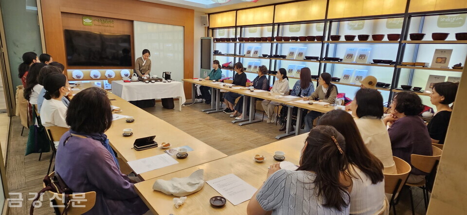 한국불교문화사업단은 5월 26일 오후 2시 한국사찰음식문화체험관에서 부처님오신날 맞이 다도특강을 실시했다.