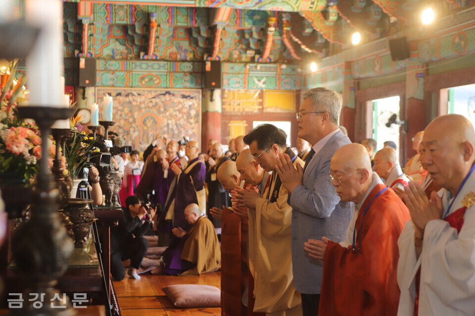 세계평화기원법회에 참석한 불교 지도자들이 삼귀의례를 하고 있다.