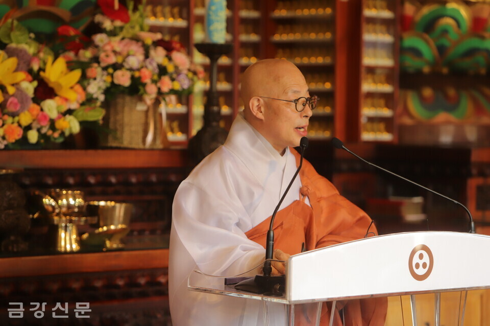 한일불교문화교류협의회장 진우 스님이 대회사를 하고 있다.
