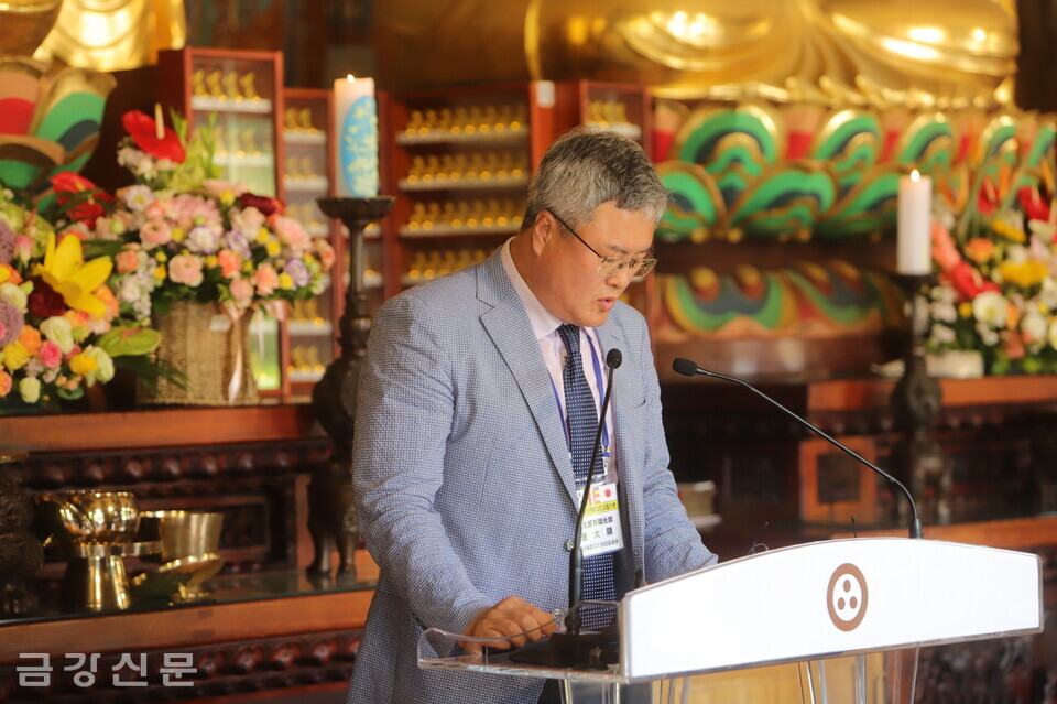 김대현 문화체육관광부 종무실장이 박보균 장관의 축사를 대독하고 있다.