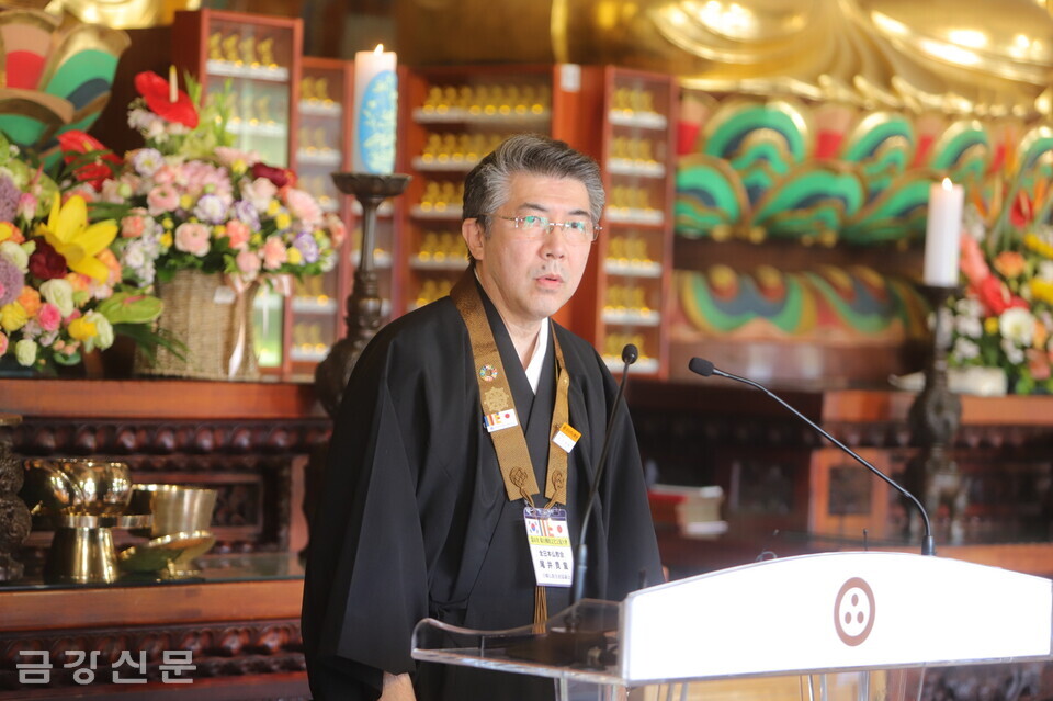 오노이 키도 스님이 오타니 쵸유 전일본불교회 회장의 축사를 대독하고 있다.