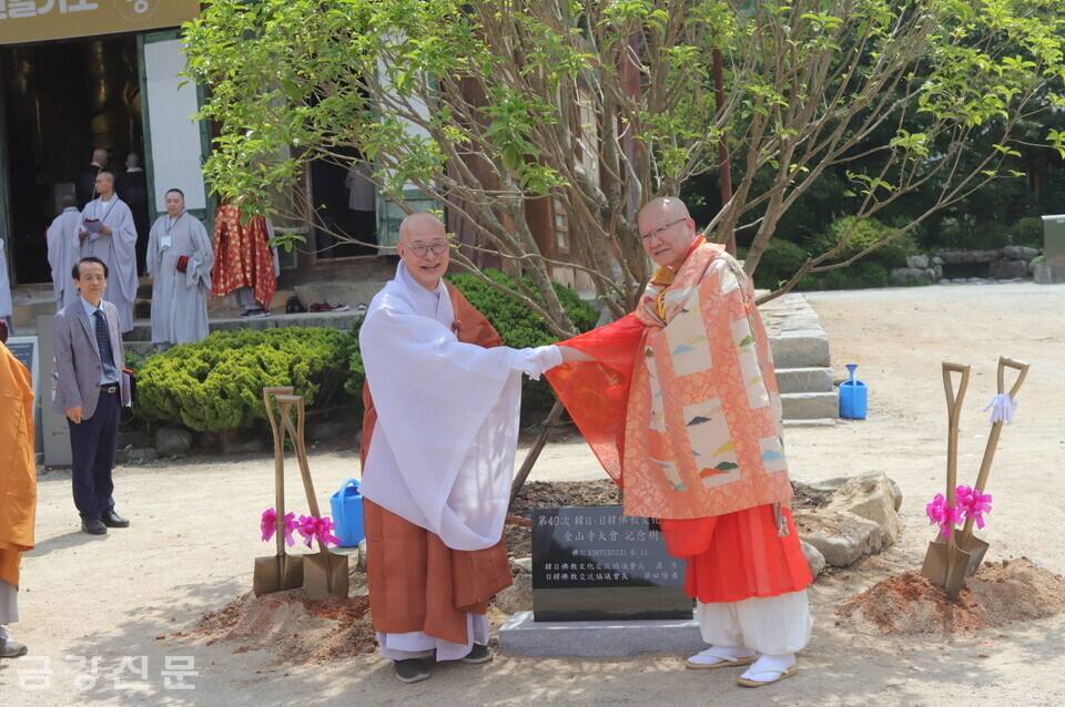 한일불교문화교류협의회장 진우 스님과 일한불교교협의회장 후지타 류우죠 스님이 기념식수 후 악수를 하고 있다. 