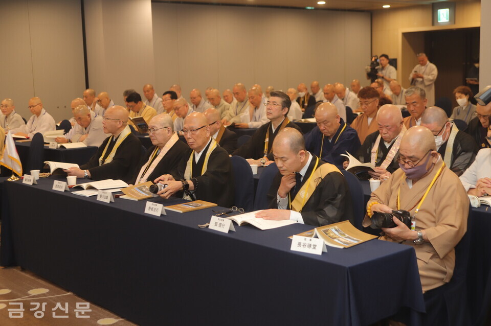 학술강연회에서 일본 스님들이 기조강연을 듣고 있다.
