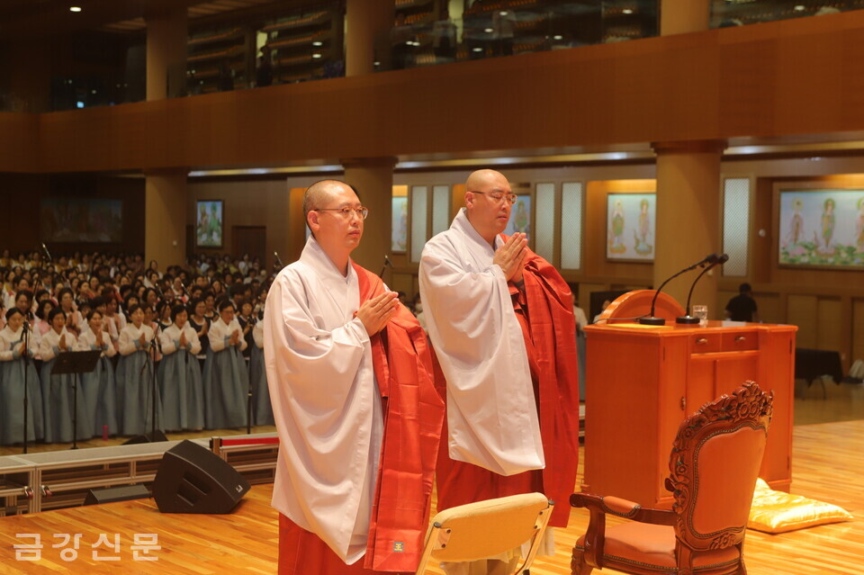 교육부장 성해 스님(오른쪽)과 문화예술국장 진성 스님 등이 삼귀의례를 하고 있다.