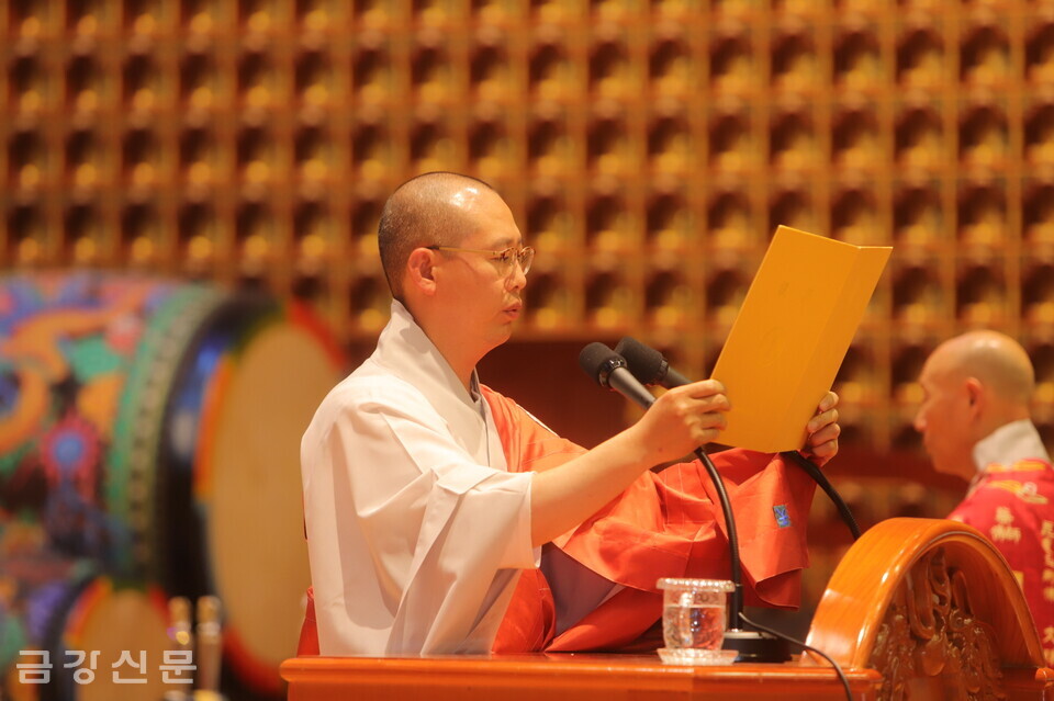 교육부 문화예술국장 진성 스님이 상월원각대조사 법어를 봉독하고 있다.