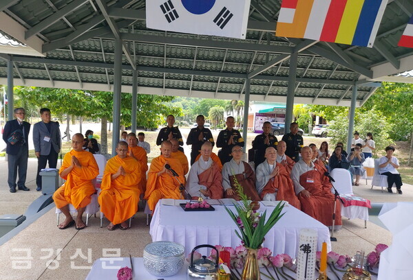  천도재에 참석한 한국 예비역 군승법사회원과 태국 스님 및 참전용사들.