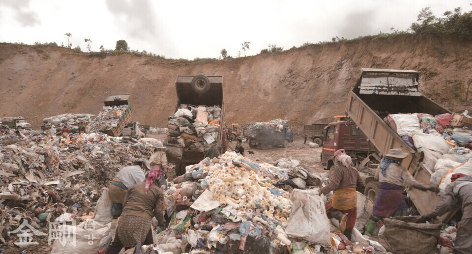 네팔의 한 쓰레기 매립장. 인부들이 쓰레기를 분리수거 하느라 여념이 없다.