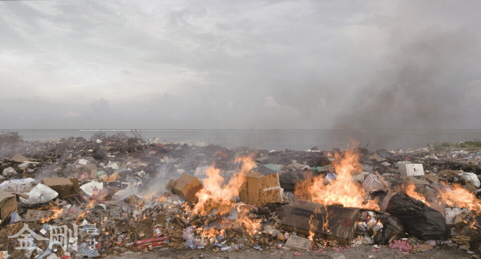 몰디브의 섬에서 쓰레기를 불태우고 있다.