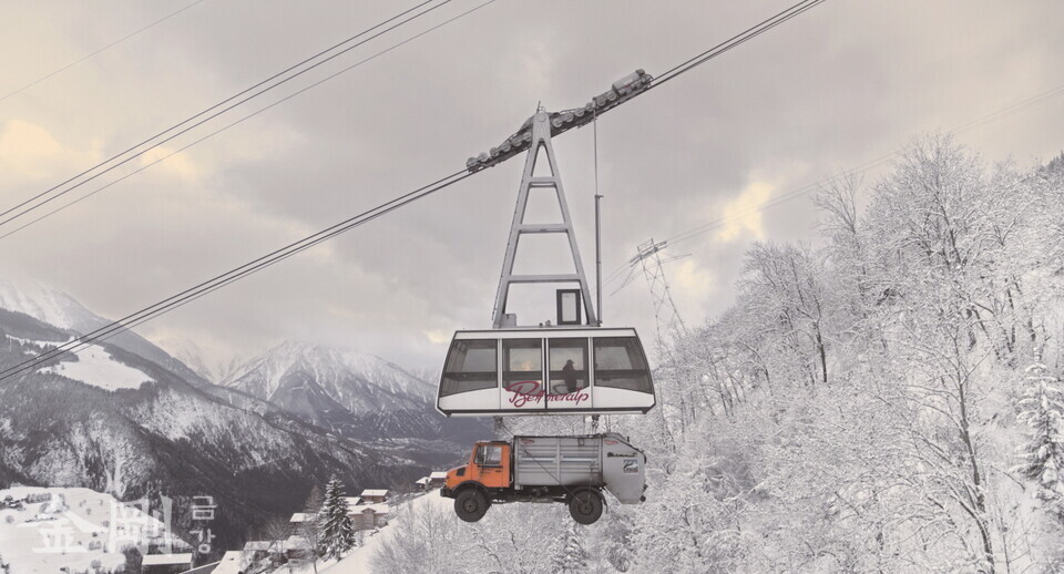 스위스 알프스 지역의 쓰레기차는 곤돌라에 매달려 산 아래와 위를 오간다.