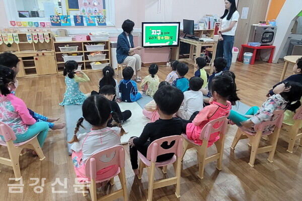 홍천 강룡사 금강유치원 원아들이 수업을 듣고 있다.