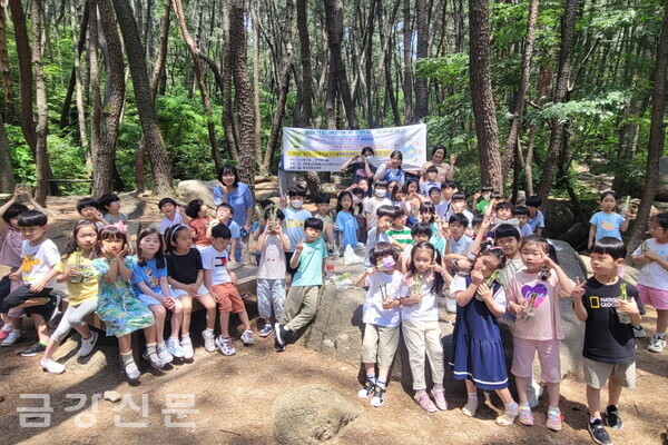 야외수업에 참여한 부산 광명사 금강유치원 원아들.