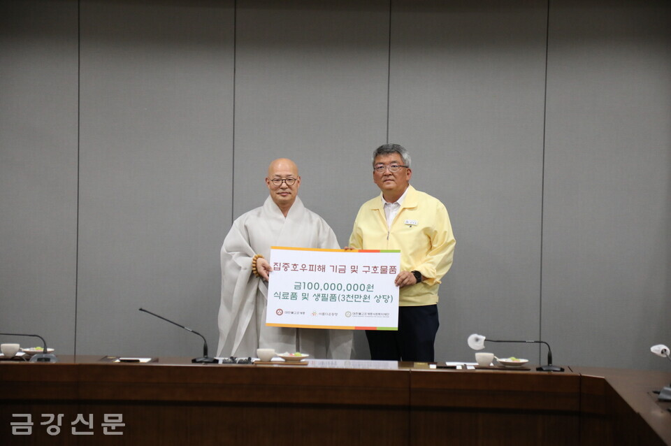 진우 스님은 김학동 예천군수에게 성금 1억 원과 3,000만 원 상담 생필품을 전달했다.