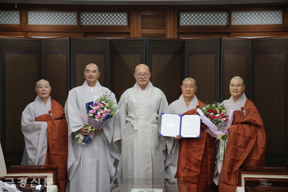 조계종총무원장 진우 스님은 8월 10일 오전 9시 40분 한국불교역사문화기념관 4층 접견실에서 전통지화 명장에 정명 스님을 임명하고, 임명장을 전달했다.