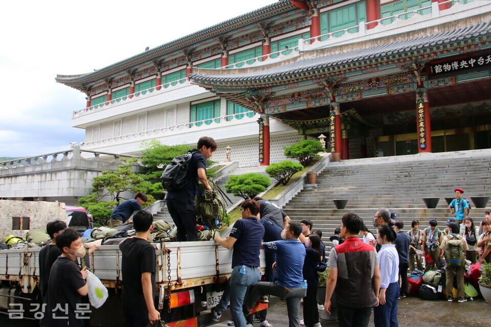 일본 스카우트단이 트럭에서 짐을 내리고 있다. 