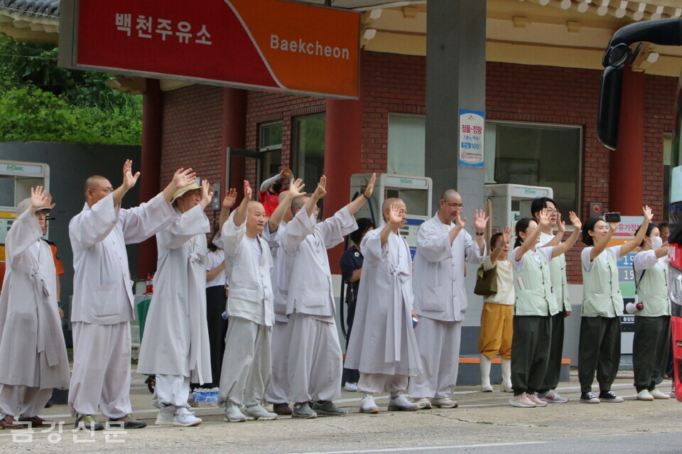천태종 스님들과 총무원 직원들이 일본 스카우트단을 배웅하고 있다. 