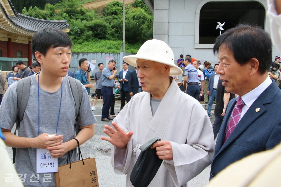 총무원장 덕수 스님이 일본 스카우트단원들을 격려하고 있다. 