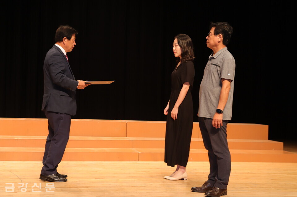 조성룡 단양군의회 의장이 창작곡 공모대회에서 동상 수상자인 양이두·최선기 씨에게 시상하고 있다.