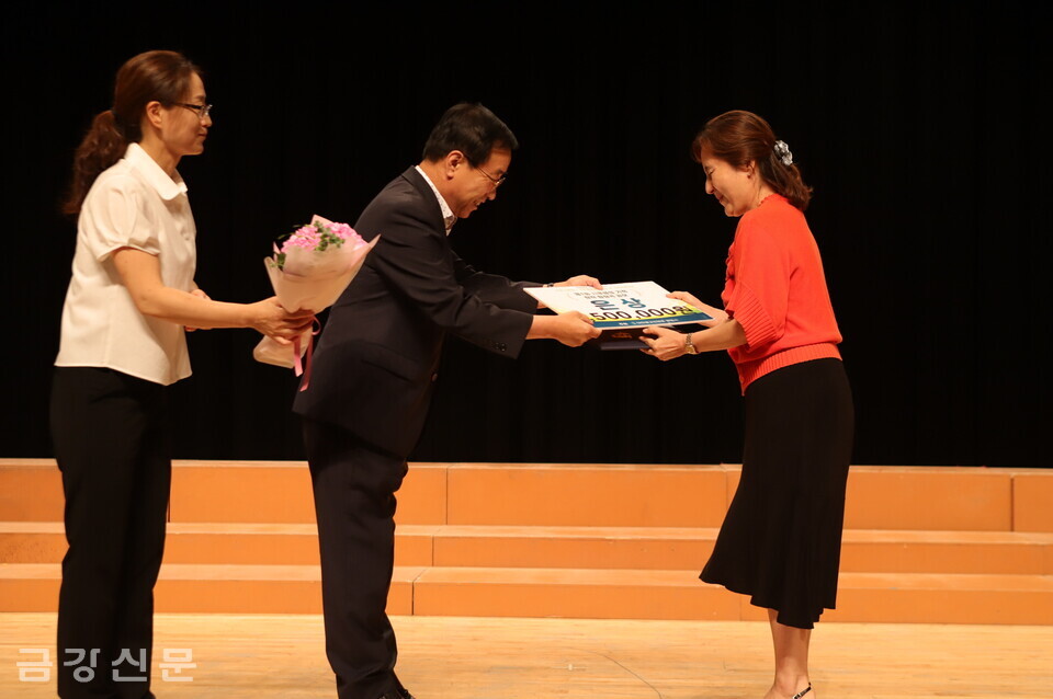 김문근 단양군수가 창작곡 공모대회에서 은상 수상자인 박수진 씨에게 시상하고 있다.